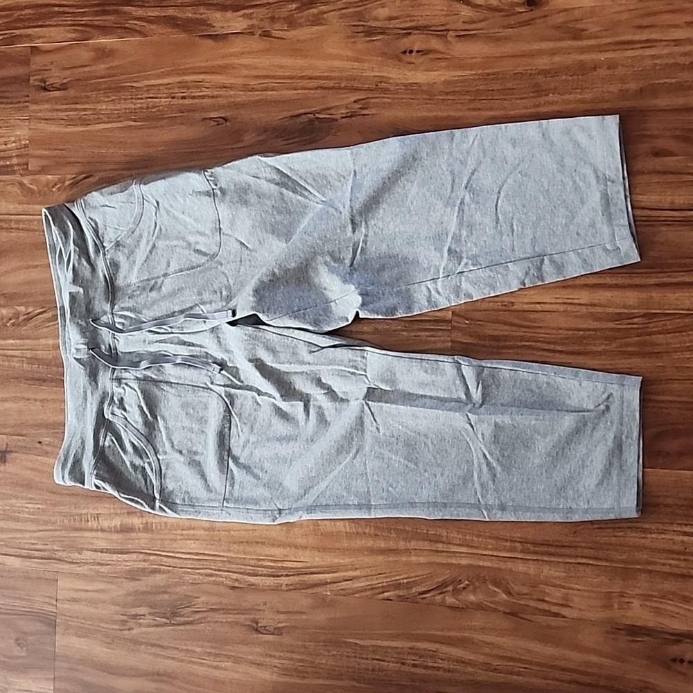 Grey capri yoga pants